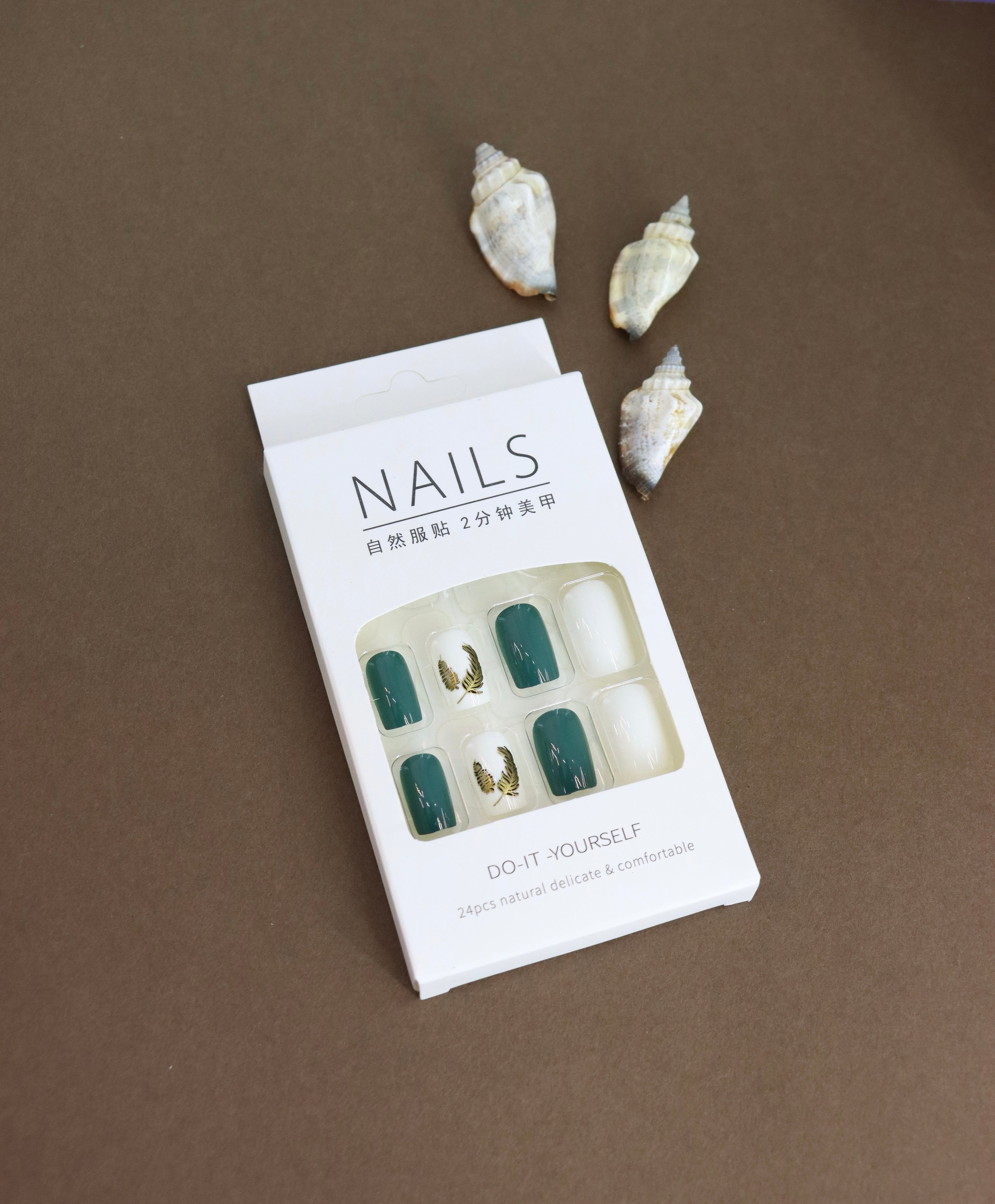 Embrace the beauty of nature with these luxurious green and white press-on nails, featuring delicate fern designs. Perfect for a classy and natural vibe!