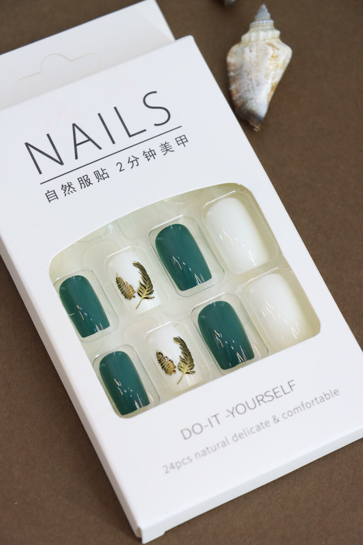 Embrace the beauty of nature with these luxurious green and white press-on nails, featuring delicate fern designs. Perfect for a classy and natural vibe!