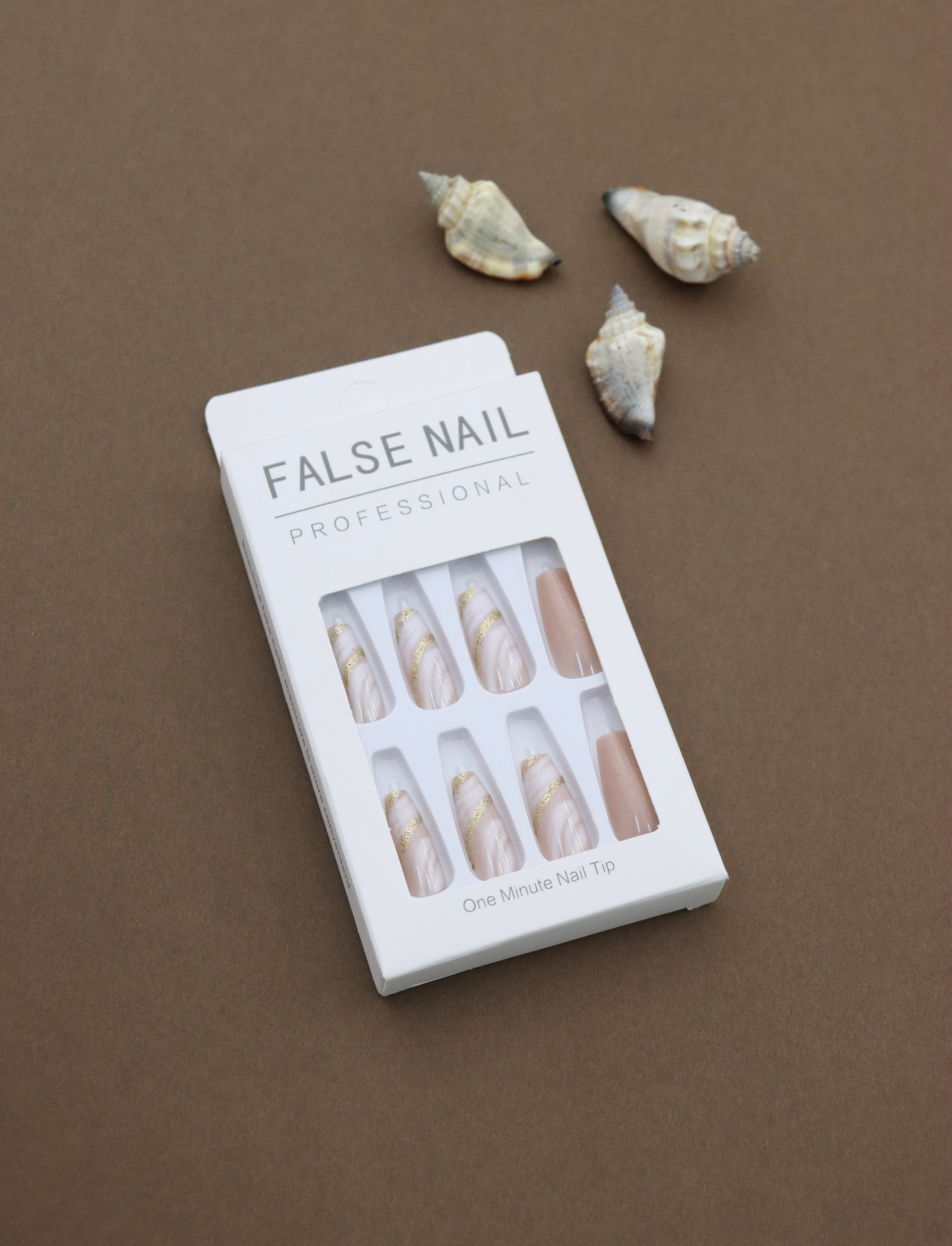 Luxury Marble and Gold Accent Nail Set – Exude Elegance with a Subtle yet Glamorous Professional Finish. 24pcs for a Quick One-Minute Application.