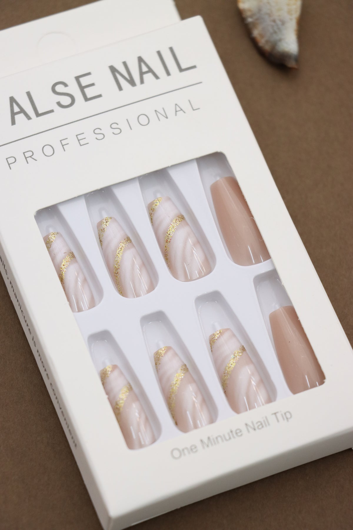 Luxury Marble and Gold Accent Nail Set – Exude Elegance with a Subtle yet Glamorous Professional Finish. 24pcs for a Quick One-Minute Application.