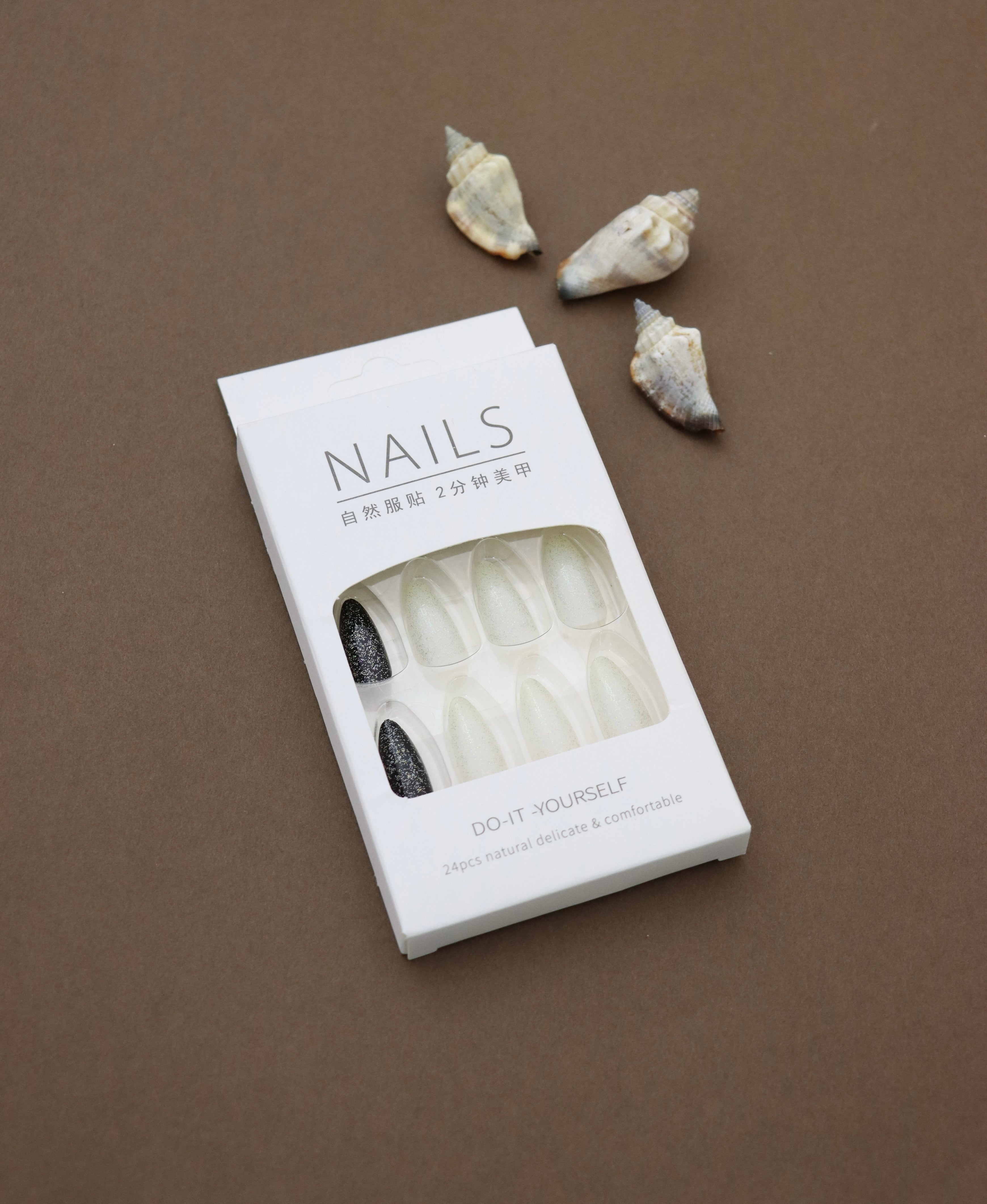 Embrace the sparkle with these stunning glitter nails, perfect for a glamorous evening or a dazzling celebration. The black-and-white contrast adds a bold yet elegant touch!