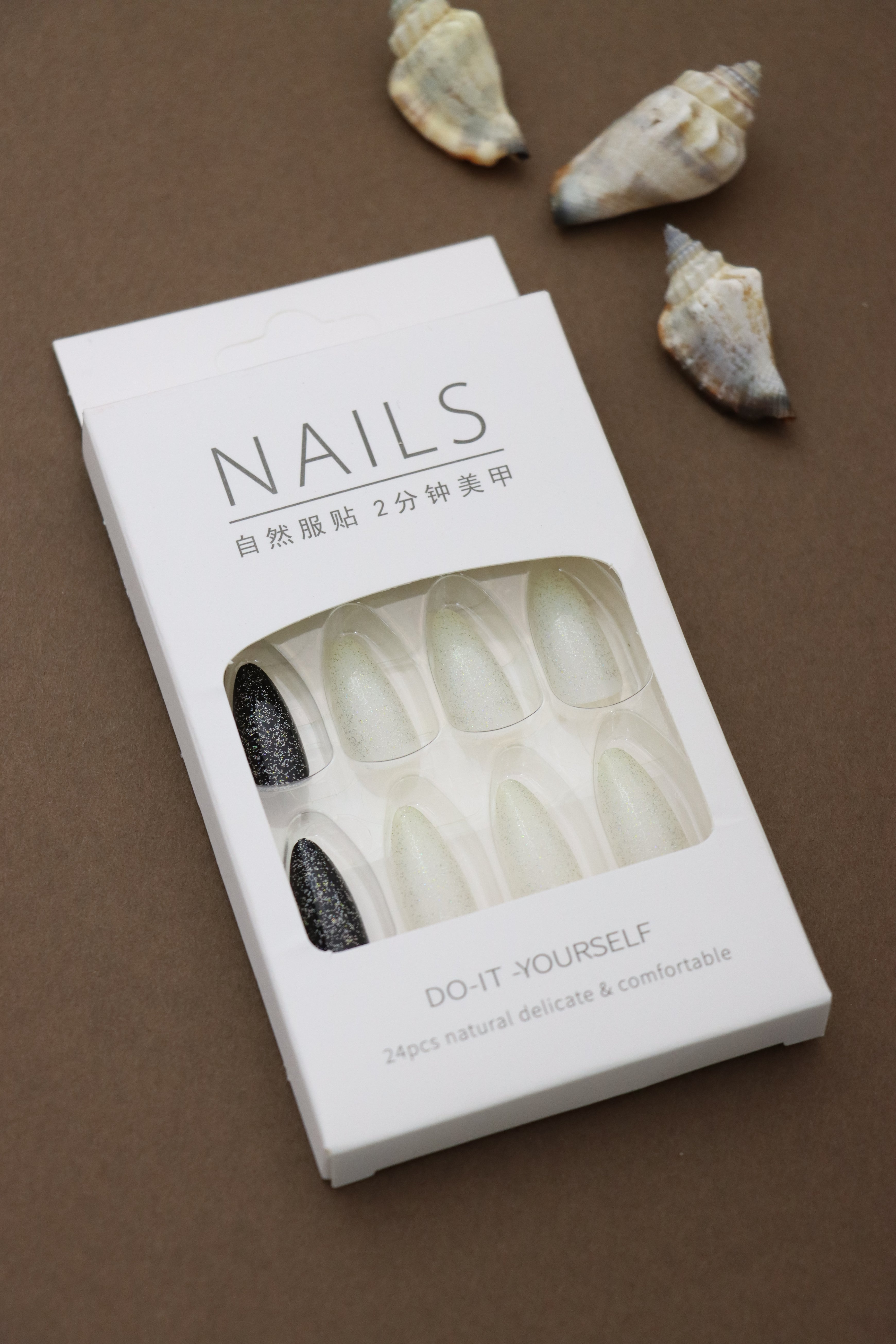 Embrace the sparkle with these stunning glitter nails, perfect for a glamorous evening or a dazzling celebration. The black-and-white contrast adds a bold yet elegant touch!