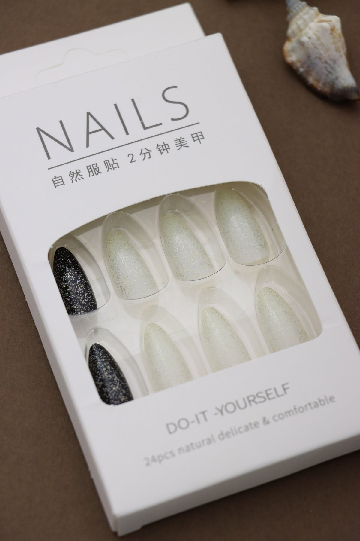 Embrace the sparkle with these stunning glitter nails, perfect for a glamorous evening or a dazzling celebration. The black-and-white contrast adds a bold yet elegant touch!