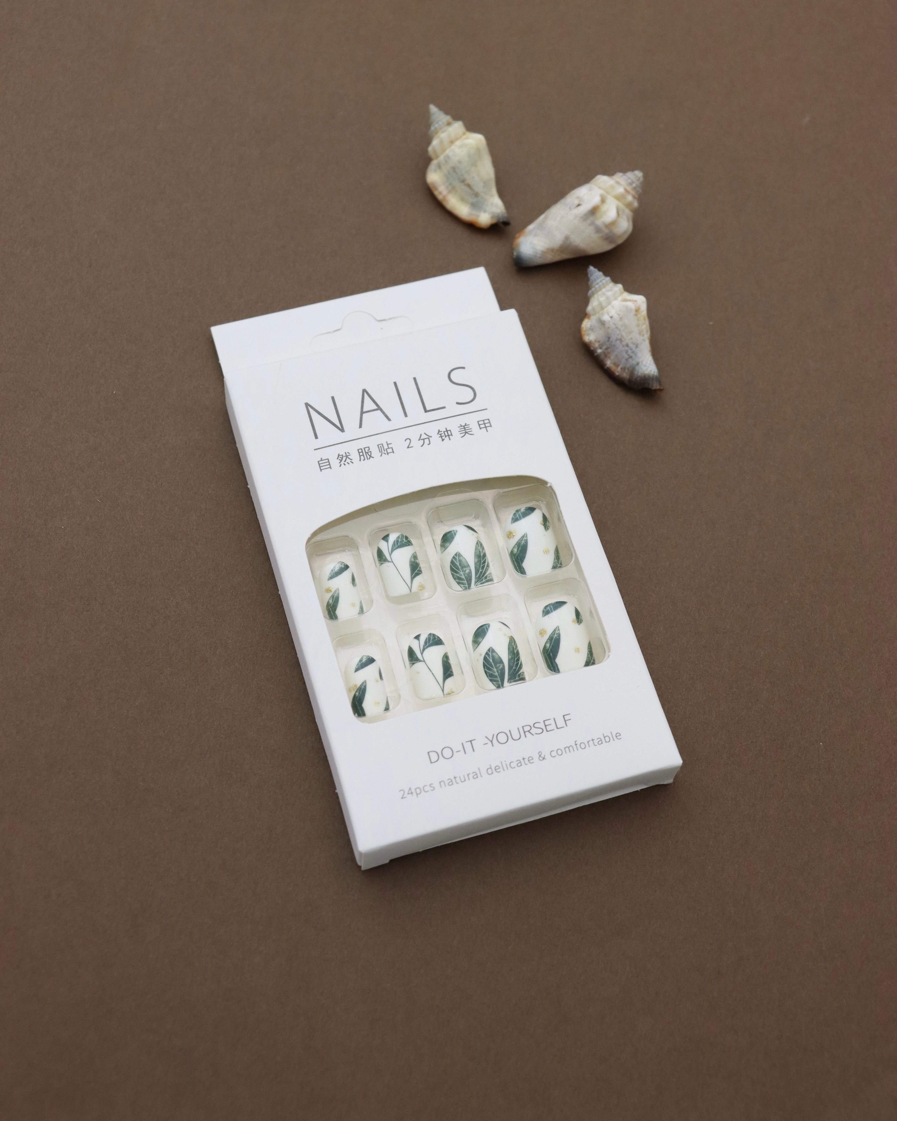 Green Leaf Press-On Nails – Nature-Inspired Design on White Base, 24pcs DIY Set