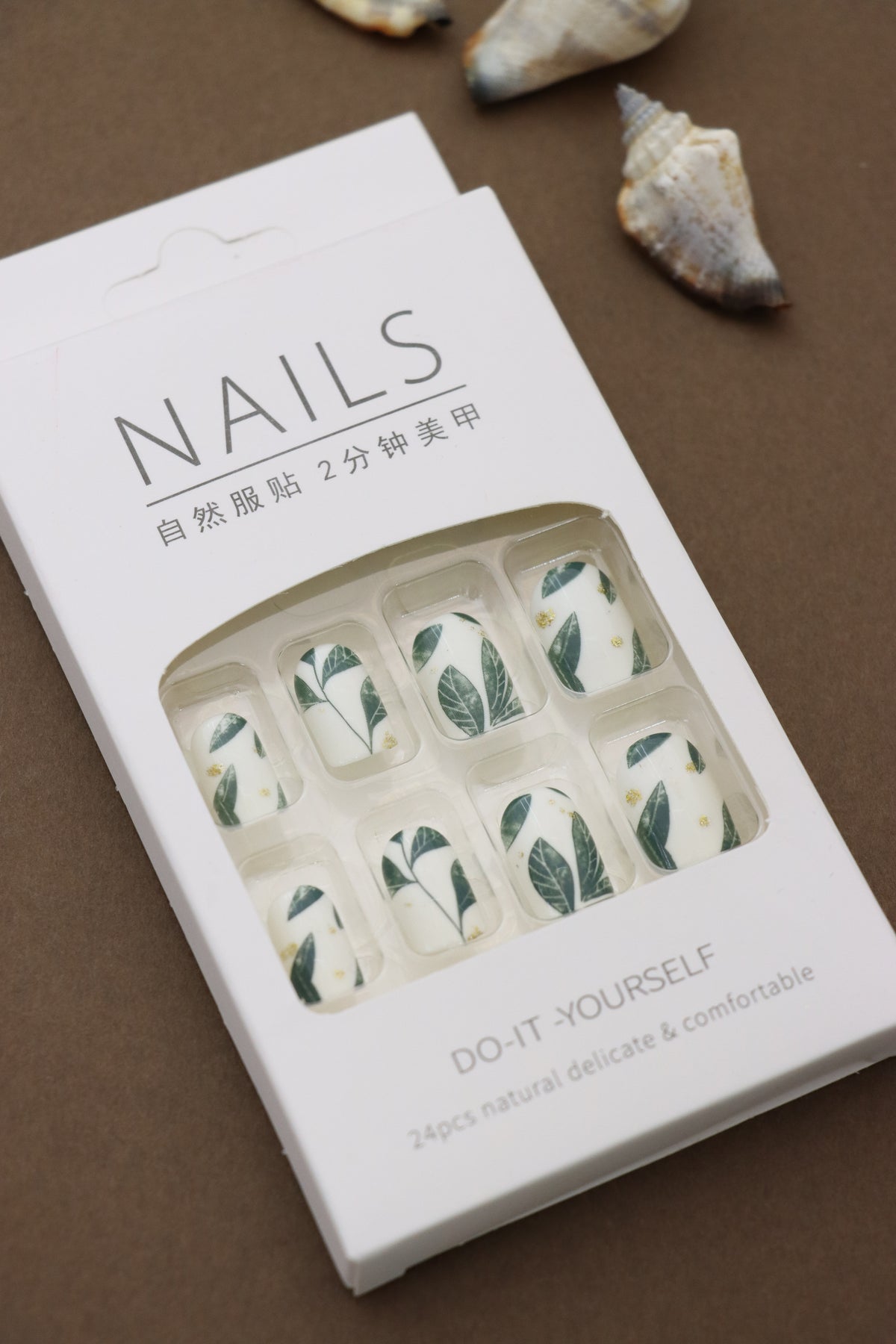 Green Leaf Press-On Nails – Nature-Inspired Design on White Base, 24pcs DIY Set