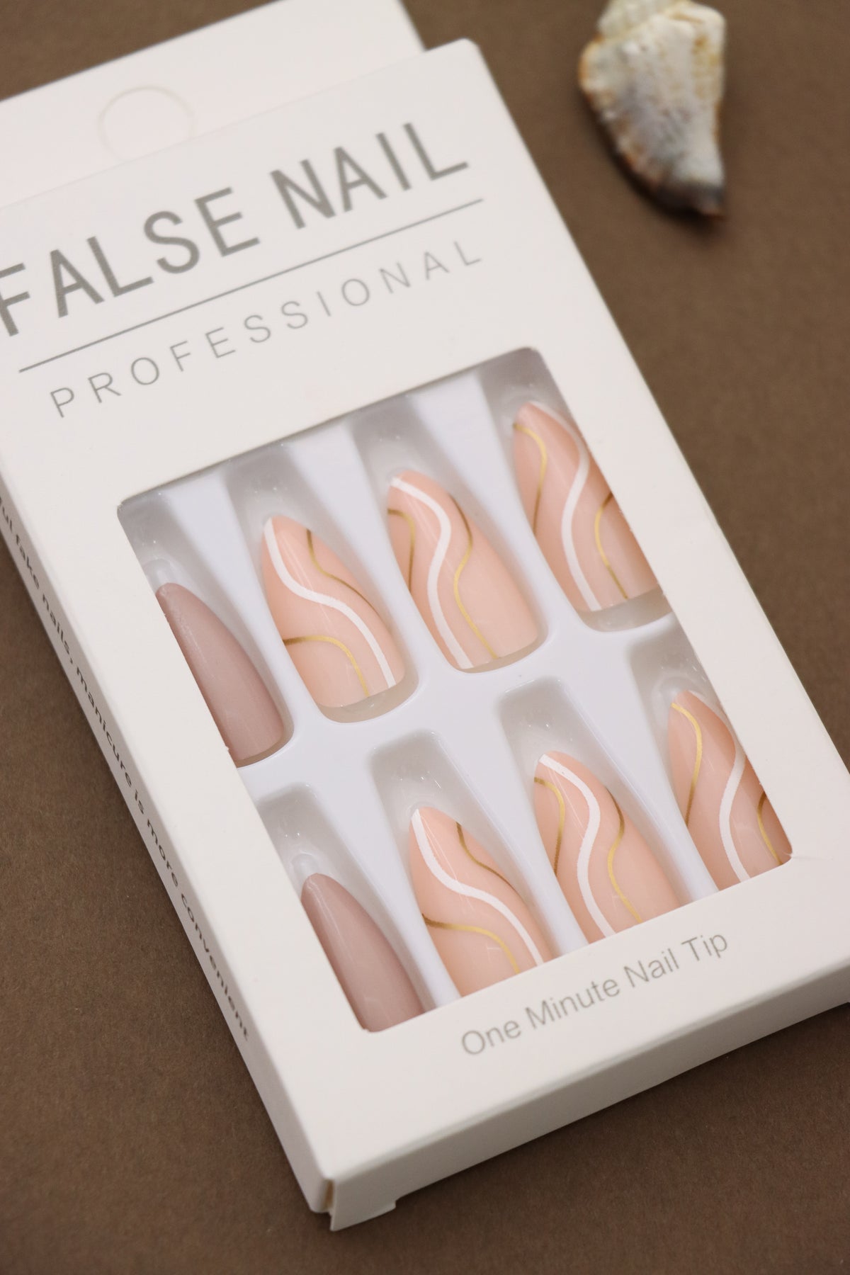 Elevate your style with these elegant press-on nails! Featuring soft peach tones with artistic white and gold waves, they add a touch of sophistication to any look. Perfect for every occasion!