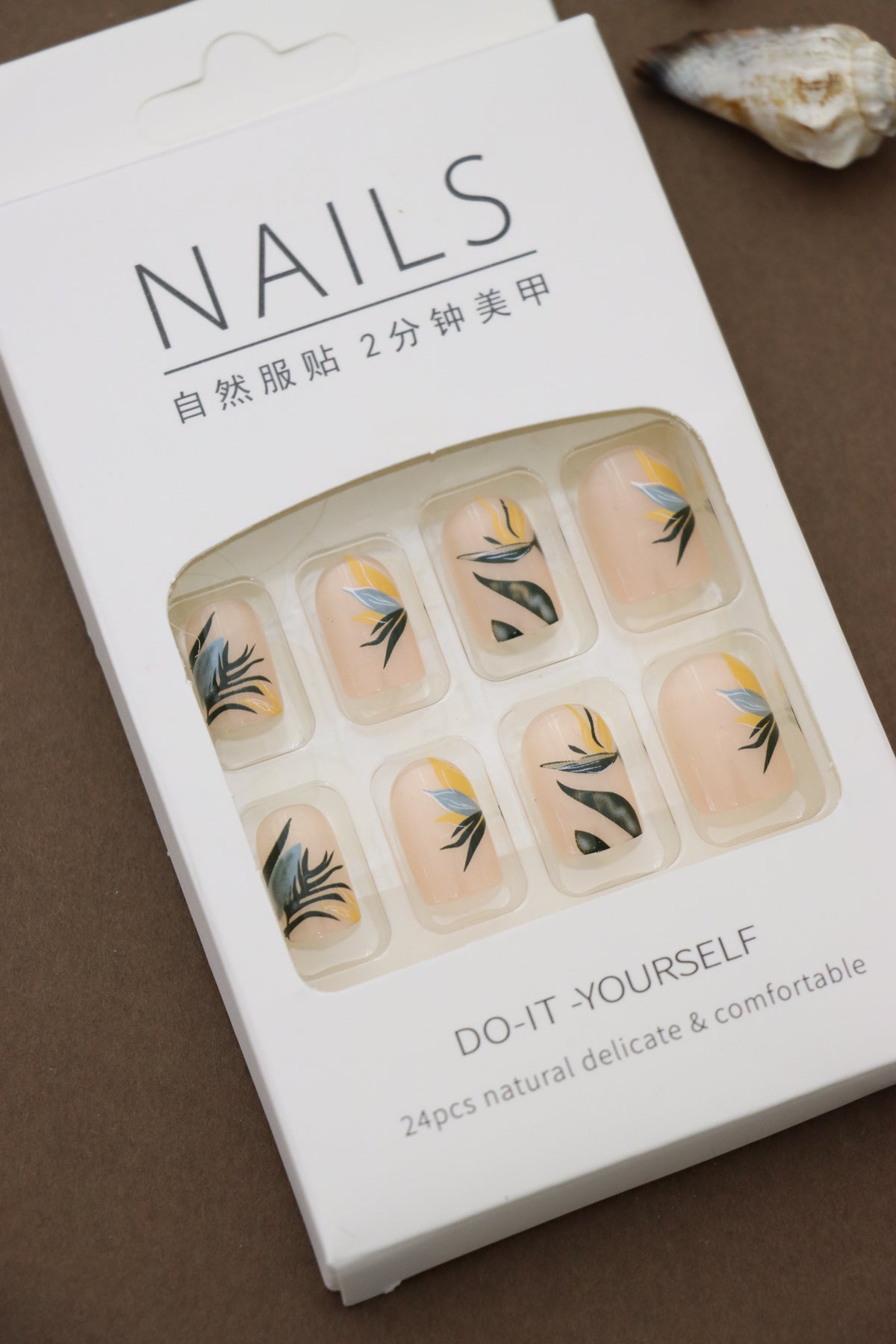 Tropical Elegance: Beige Nails with Exquisite Leafy Botanical Patterns – A Serene Touch of Nature at Your Fingertips!