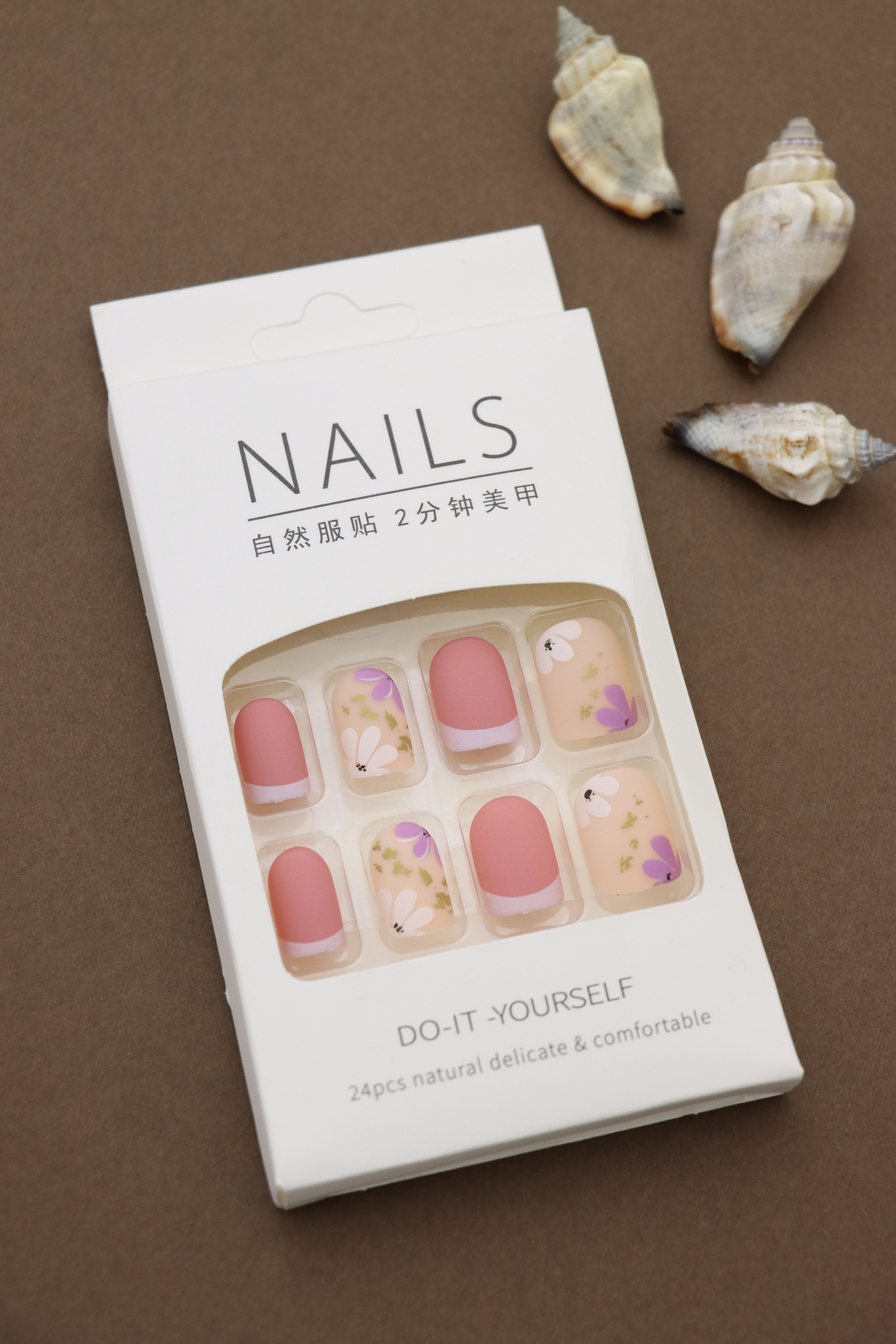 Peachy Pink Press-On Nails – Floral and Golden Leaf Accents for an Elegant Look