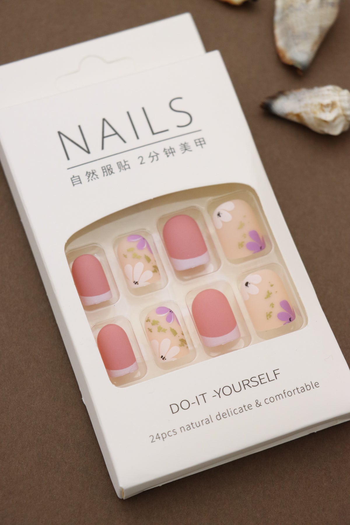 Peachy Pink Press-On Nails – Floral and Golden Leaf Accents for an Elegant Look