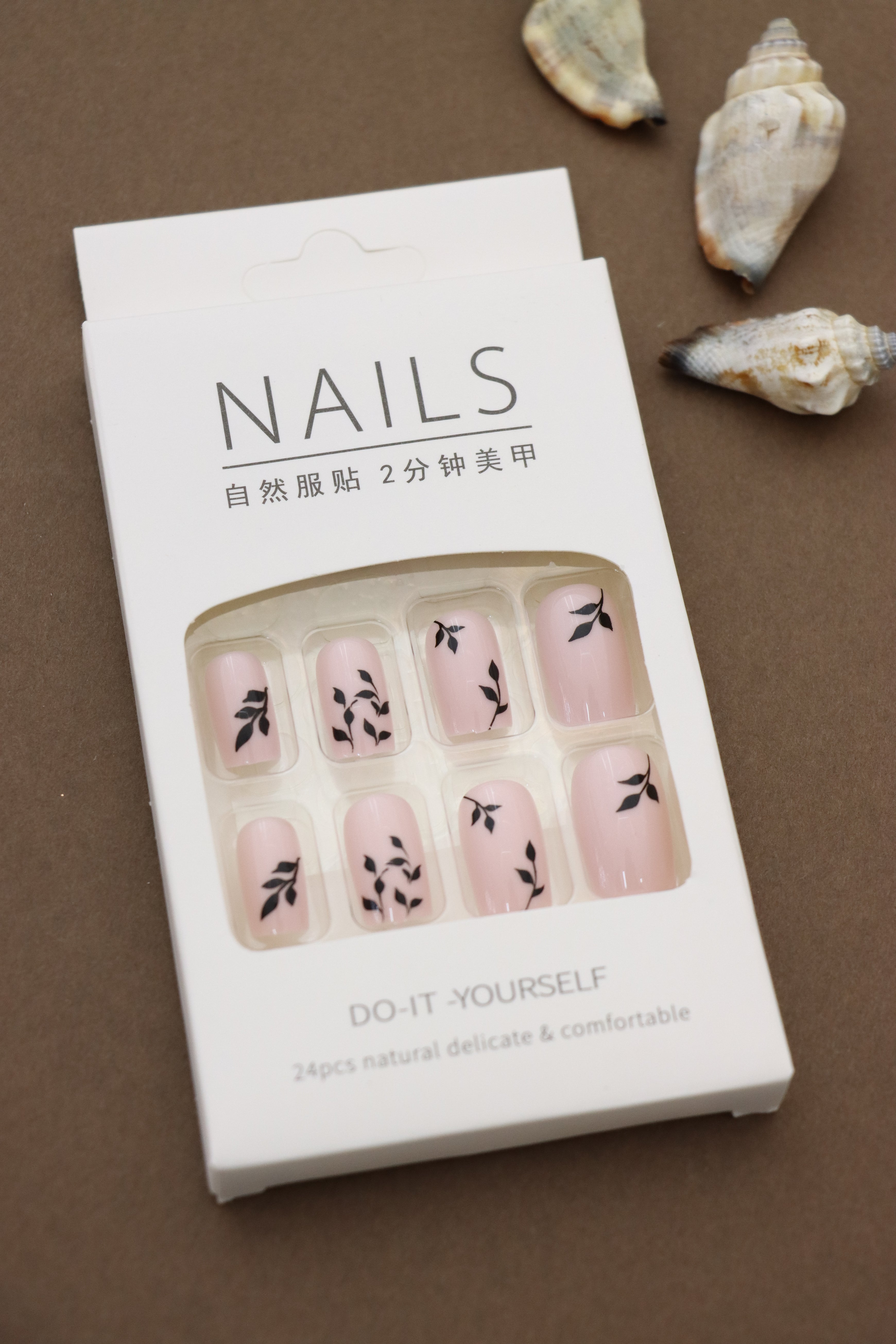 Minimal and chic! These black leafy design press-on nails bring a touch of elegance to your fingertips. Perfect for a sleek, modern look!