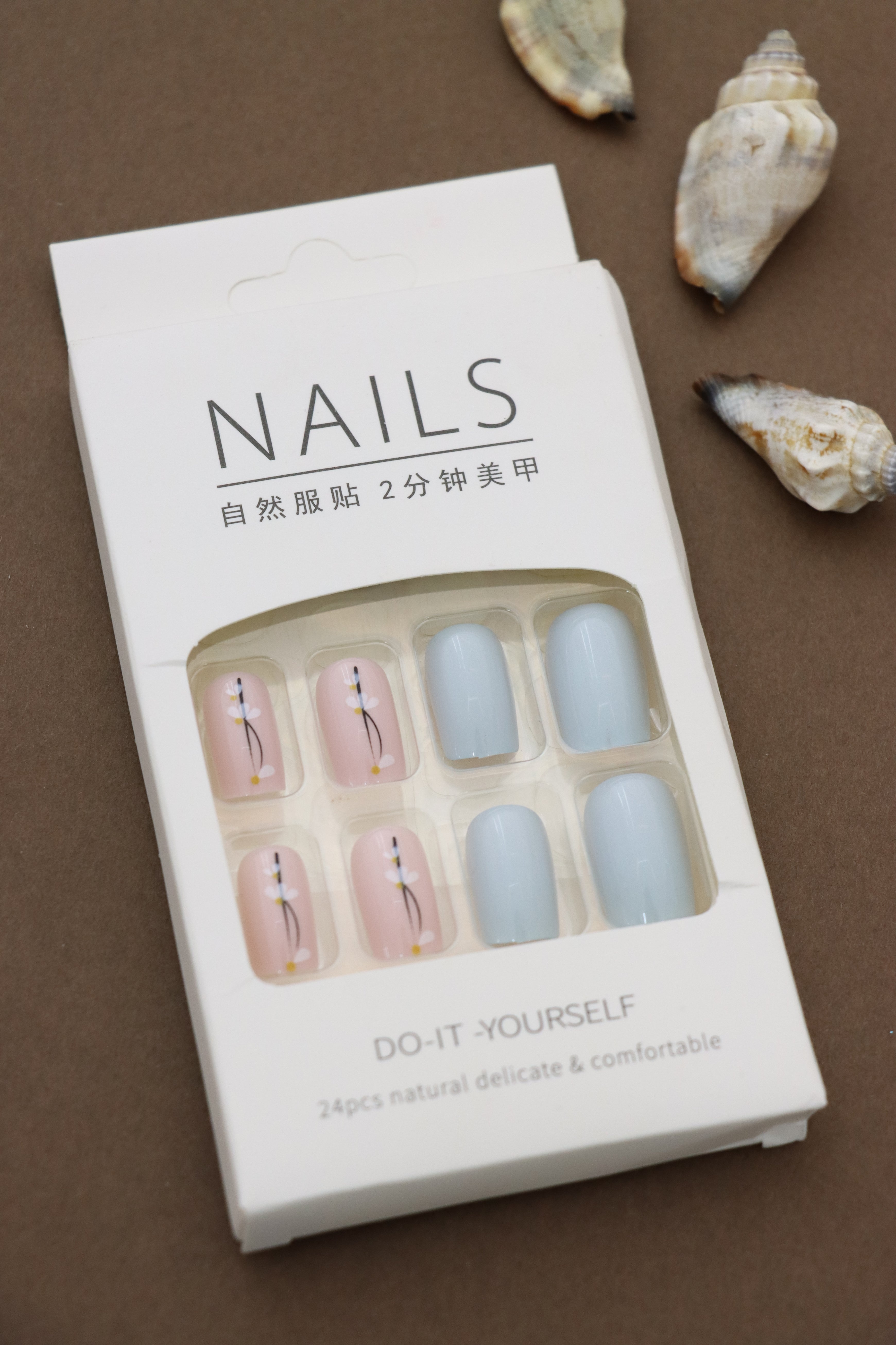 Soft Pastel Blue and Pink Press-On Nails – Minimalist Floral Design for a Delicate Look
